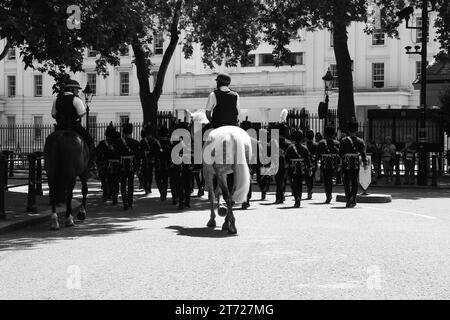 Polizei im Dienst in Zentral-London. Schwarzweiß. Schwarzweiß. Die dünne blaue Linie. Cops. Alte Rechnung. Crowd Control. Straßen. Uniformpolizisten. Sonderbereiche. Montiert. Hunde. K9. Montiert. Pferde. Aufruhr-Polizei. Recht und Ordnung. Frieden. Stockfoto