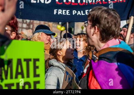 November, Amsterdam. Kurz vor den niederländischen Parlamentswahlen (22. November) gingen rund 85,000 Menschen auf die Straßen von Amsterdam, um von der niederländischen Regierung Maßnahmen zur Bewältigung der Klimakrise zu fordern. Der marsch wird von der niederländischen Klimakrisenkoalition organisiert, die eine Zusammenarbeit von elf verschiedenen Organisationen und Gruppen darstellt. Die Demonstration zählte mit der Anwesenheit der schwedischen Klimaaktivistin Greta Thunberg. Stockfoto