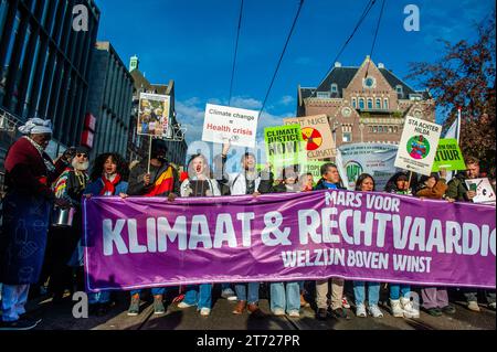 November, Amsterdam. Kurz vor den niederländischen Parlamentswahlen (22. November) gingen rund 85,000 Menschen auf die Straßen von Amsterdam, um von der niederländischen Regierung Maßnahmen zur Bewältigung der Klimakrise zu fordern. Der marsch wird von der niederländischen Klimakrisenkoalition organisiert, die eine Zusammenarbeit von elf verschiedenen Organisationen und Gruppen darstellt. Die Demonstration zählte mit der Anwesenheit der schwedischen Klimaaktivistin Greta Thunberg. Stockfoto