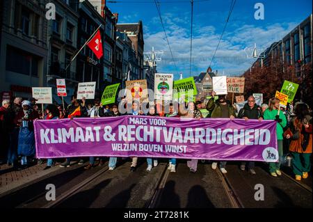 November, Amsterdam. Kurz vor den niederländischen Parlamentswahlen (22. November) gingen rund 85,000 Menschen auf die Straßen von Amsterdam, um von der niederländischen Regierung Maßnahmen zur Bewältigung der Klimakrise zu fordern. Der marsch wird von der niederländischen Klimakrisenkoalition organisiert, die eine Zusammenarbeit von elf verschiedenen Organisationen und Gruppen darstellt. Die Demonstration zählte mit der Anwesenheit der schwedischen Klimaaktivistin Greta Thunberg. Stockfoto