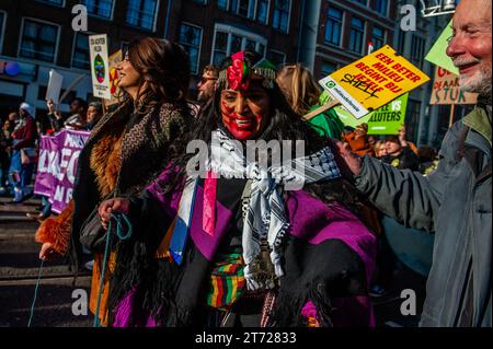 November, Amsterdam. Kurz vor den niederländischen Parlamentswahlen (22. November) gingen rund 85,000 Menschen auf die Straßen von Amsterdam, um von der niederländischen Regierung Maßnahmen zur Bewältigung der Klimakrise zu fordern. Der marsch wird von der niederländischen Klimakrisenkoalition organisiert, die eine Zusammenarbeit von elf verschiedenen Organisationen und Gruppen darstellt. Die Demonstration zählte mit der Anwesenheit der schwedischen Klimaaktivistin Greta Thunberg. Stockfoto