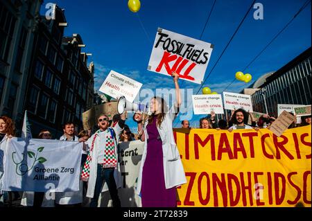 November, Amsterdam. Kurz vor den niederländischen Parlamentswahlen (22. November) gingen rund 85,000 Menschen auf die Straßen von Amsterdam, um von der niederländischen Regierung Maßnahmen zur Bewältigung der Klimakrise zu fordern. Der marsch wird von der niederländischen Klimakrisenkoalition organisiert, die eine Zusammenarbeit von elf verschiedenen Organisationen und Gruppen darstellt. Die Demonstration zählte mit der Anwesenheit der schwedischen Klimaaktivistin Greta Thunberg. Stockfoto