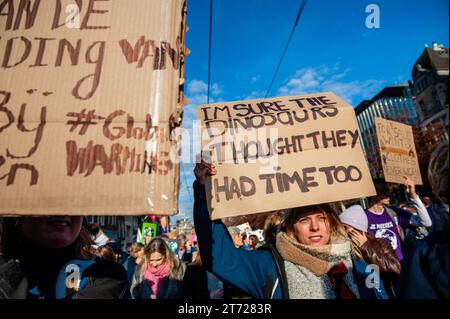 November, Amsterdam. Kurz vor den niederländischen Parlamentswahlen (22. November) gingen rund 85,000 Menschen auf die Straßen von Amsterdam, um von der niederländischen Regierung Maßnahmen zur Bewältigung der Klimakrise zu fordern. Der marsch wird von der niederländischen Klimakrisenkoalition organisiert, die eine Zusammenarbeit von elf verschiedenen Organisationen und Gruppen darstellt. Die Demonstration zählte mit der Anwesenheit der schwedischen Klimaaktivistin Greta Thunberg. Stockfoto