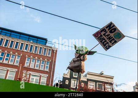 November, Amsterdam. Kurz vor den niederländischen Parlamentswahlen (22. November) gingen rund 85,000 Menschen auf die Straßen von Amsterdam, um von der niederländischen Regierung Maßnahmen zur Bewältigung der Klimakrise zu fordern. Der marsch wird von der niederländischen Klimakrisenkoalition organisiert, die eine Zusammenarbeit von elf verschiedenen Organisationen und Gruppen darstellt. Die Demonstration zählte mit der Anwesenheit der schwedischen Klimaaktivistin Greta Thunberg. Stockfoto