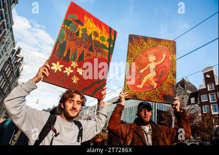 November, Amsterdam. Kurz vor den niederländischen Parlamentswahlen (22. November) gingen rund 85,000 Menschen auf die Straßen von Amsterdam, um von der niederländischen Regierung Maßnahmen zur Bewältigung der Klimakrise zu fordern. Der marsch wird von der niederländischen Klimakrisenkoalition organisiert, die eine Zusammenarbeit von elf verschiedenen Organisationen und Gruppen darstellt. Die Demonstration zählte mit der Anwesenheit der schwedischen Klimaaktivistin Greta Thunberg. Stockfoto