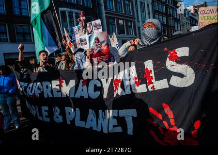 November, Amsterdam. Kurz vor den niederländischen Parlamentswahlen (22. November) gingen rund 85,000 Menschen auf die Straßen von Amsterdam, um von der niederländischen Regierung Maßnahmen zur Bewältigung der Klimakrise zu fordern. Der marsch wird von der niederländischen Klimakrisenkoalition organisiert, die eine Zusammenarbeit von elf verschiedenen Organisationen und Gruppen darstellt. Die Demonstration zählte mit der Anwesenheit der schwedischen Klimaaktivistin Greta Thunberg. Stockfoto
