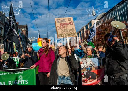 November, Amsterdam. Kurz vor den niederländischen Parlamentswahlen (22. November) gingen rund 85,000 Menschen auf die Straßen von Amsterdam, um von der niederländischen Regierung Maßnahmen zur Bewältigung der Klimakrise zu fordern. Der marsch wird von der niederländischen Klimakrisenkoalition organisiert, die eine Zusammenarbeit von elf verschiedenen Organisationen und Gruppen darstellt. Die Demonstration zählte mit der Anwesenheit der schwedischen Klimaaktivistin Greta Thunberg. Stockfoto