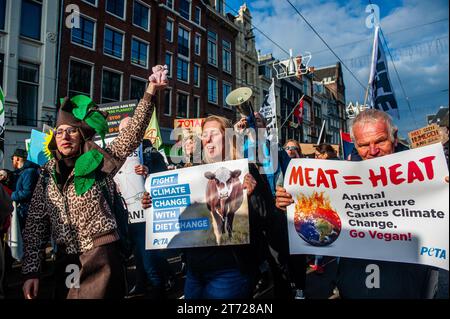 November, Amsterdam. Kurz vor den niederländischen Parlamentswahlen (22. November) gingen rund 85,000 Menschen auf die Straßen von Amsterdam, um von der niederländischen Regierung Maßnahmen zur Bewältigung der Klimakrise zu fordern. Der marsch wird von der niederländischen Klimakrisenkoalition organisiert, die eine Zusammenarbeit von elf verschiedenen Organisationen und Gruppen darstellt. Die Demonstration zählte mit der Anwesenheit der schwedischen Klimaaktivistin Greta Thunberg. Stockfoto