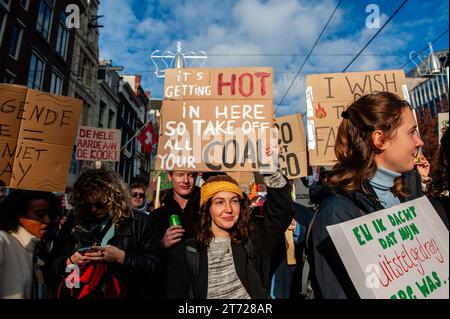 November, Amsterdam. Kurz vor den niederländischen Parlamentswahlen (22. November) gingen rund 85,000 Menschen auf die Straßen von Amsterdam, um von der niederländischen Regierung Maßnahmen zur Bewältigung der Klimakrise zu fordern. Der marsch wird von der niederländischen Klimakrisenkoalition organisiert, die eine Zusammenarbeit von elf verschiedenen Organisationen und Gruppen darstellt. Die Demonstration zählte mit der Anwesenheit der schwedischen Klimaaktivistin Greta Thunberg. Stockfoto