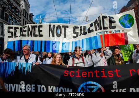 November, Amsterdam. Kurz vor den niederländischen Parlamentswahlen (22. November) gingen rund 85,000 Menschen auf die Straßen von Amsterdam, um von der niederländischen Regierung Maßnahmen zur Bewältigung der Klimakrise zu fordern. Der marsch wird von der niederländischen Klimakrisenkoalition organisiert, die eine Zusammenarbeit von elf verschiedenen Organisationen und Gruppen darstellt. Die Demonstration zählte mit der Anwesenheit der schwedischen Klimaaktivistin Greta Thunberg. Stockfoto