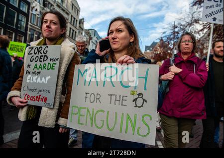 November, Amsterdam. Kurz vor den niederländischen Parlamentswahlen (22. November) gingen rund 85,000 Menschen auf die Straßen von Amsterdam, um von der niederländischen Regierung Maßnahmen zur Bewältigung der Klimakrise zu fordern. Der marsch wird von der niederländischen Klimakrisenkoalition organisiert, die eine Zusammenarbeit von elf verschiedenen Organisationen und Gruppen darstellt. Die Demonstration zählte mit der Anwesenheit der schwedischen Klimaaktivistin Greta Thunberg. Stockfoto
