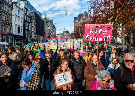 November, Amsterdam. Kurz vor den niederländischen Parlamentswahlen (22. November) gingen rund 85,000 Menschen auf die Straßen von Amsterdam, um von der niederländischen Regierung Maßnahmen zur Bewältigung der Klimakrise zu fordern. Der marsch wird von der niederländischen Klimakrisenkoalition organisiert, die eine Zusammenarbeit von elf verschiedenen Organisationen und Gruppen darstellt. Die Demonstration zählte mit der Anwesenheit der schwedischen Klimaaktivistin Greta Thunberg. Stockfoto