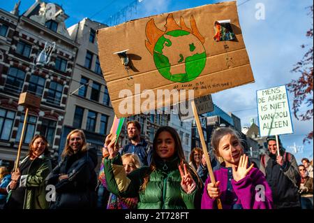 November, Amsterdam. Kurz vor den niederländischen Parlamentswahlen (22. November) gingen rund 85,000 Menschen auf die Straßen von Amsterdam, um von der niederländischen Regierung Maßnahmen zur Bewältigung der Klimakrise zu fordern. Der marsch wird von der niederländischen Klimakrisenkoalition organisiert, die eine Zusammenarbeit von elf verschiedenen Organisationen und Gruppen darstellt. Die Demonstration zählte mit der Anwesenheit der schwedischen Klimaaktivistin Greta Thunberg. Stockfoto