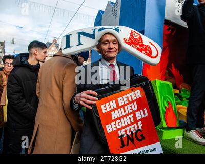 November, Amsterdam. Kurz vor den niederländischen Parlamentswahlen (22. November) gingen rund 85,000 Menschen auf die Straßen von Amsterdam, um von der niederländischen Regierung Maßnahmen zur Bewältigung der Klimakrise zu fordern. Der marsch wird von der niederländischen Klimakrisenkoalition organisiert, die eine Zusammenarbeit von elf verschiedenen Organisationen und Gruppen darstellt. Die Demonstration zählte mit der Anwesenheit der schwedischen Klimaaktivistin Greta Thunberg. Stockfoto