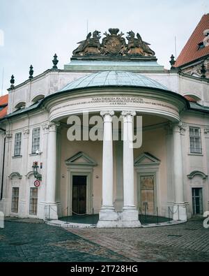 Kaiserin Maria Theresia Eingang zum Schloss Rosenberg in Prag, Tschechien Stockfoto