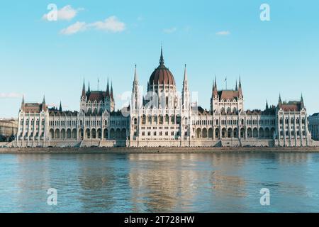 Blick auf das ungarische Parlamentsgebäude von der anderen Seite der Donau in Budapest, Ungarn Stockfoto