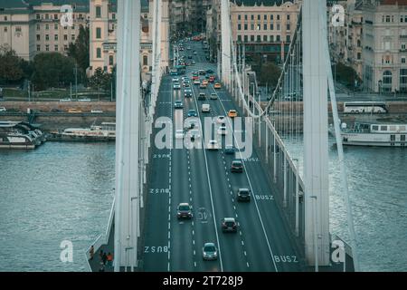 Blick auf die Erzsébet Brücke bei Sonnenuntergang in Budapest, Ungarn Stockfoto