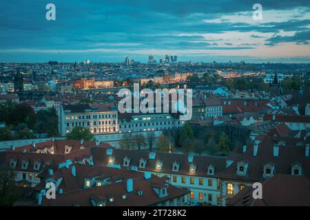 Blick auf Prag zur blauen Stunde von der Prager Burg, Tschechien Stockfoto
