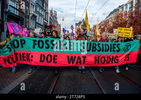 November, Amsterdam. Kurz vor den niederländischen Parlamentswahlen (22. November) gingen rund 85,000 Menschen auf die Straßen von Amsterdam, um von der niederländischen Regierung Maßnahmen zur Bewältigung der Klimakrise zu fordern. Der marsch wird von der niederländischen Klimakrisenkoalition organisiert, die eine Zusammenarbeit von elf verschiedenen Organisationen und Gruppen darstellt. Die Demonstration zählte mit der Anwesenheit der schwedischen Klimaaktivistin Greta Thunberg. Stockfoto