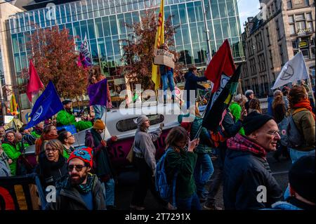 November, Amsterdam. Kurz vor den niederländischen Parlamentswahlen (22. November) gingen rund 85,000 Menschen auf die Straßen von Amsterdam, um von der niederländischen Regierung Maßnahmen zur Bewältigung der Klimakrise zu fordern. Der marsch wird von der niederländischen Klimakrisenkoalition organisiert, die eine Zusammenarbeit von elf verschiedenen Organisationen und Gruppen darstellt. Die Demonstration zählte mit der Anwesenheit der schwedischen Klimaaktivistin Greta Thunberg. Stockfoto