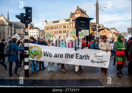 November, Amsterdam. Kurz vor den niederländischen Parlamentswahlen (22. November) gingen rund 85,000 Menschen auf die Straßen von Amsterdam, um von der niederländischen Regierung Maßnahmen zur Bewältigung der Klimakrise zu fordern. Der marsch wird von der niederländischen Klimakrisenkoalition organisiert, die eine Zusammenarbeit von elf verschiedenen Organisationen und Gruppen darstellt. Die Demonstration zählte mit der Anwesenheit der schwedischen Klimaaktivistin Greta Thunberg. Stockfoto