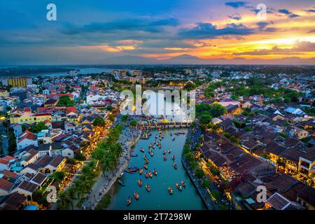 Hoi eine alte Stadt und Hoai Fluss in der Dämmerung, Vietnam. Stockfoto