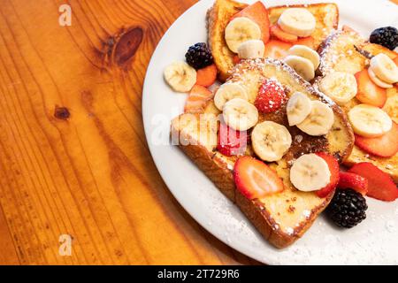 Französischer Toast mit Bananenerdbeere Stockfoto