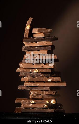 Schokoladenturm, verschiedene Schokoladenstücke Stockfoto