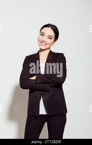 Geschäftsfrau im Büro steht in einem Business-Anzug Stockfoto