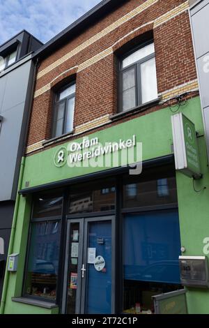 DENDERMONDE, BELGIEN; 8. NOVEMBER 2023: Außenansicht eines Oxfam 'wereldwinkel' (Weltgeschäft) in Flandern. Im World Shop können Sie Lebensmittel und Kunsthandwerk kaufen Stockfoto