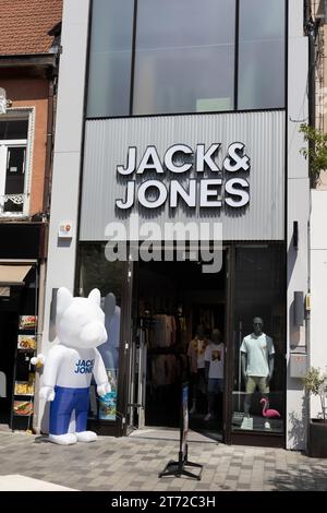 AALST, BELGIEN, 4. JUNI 2023: Außenansicht eines Jack and Jones Bekleidungsgeschäfts in Flandern. Die Marke verkauft Freizeitkleidung für Männer 16-30 Jahre gr Stockfoto
