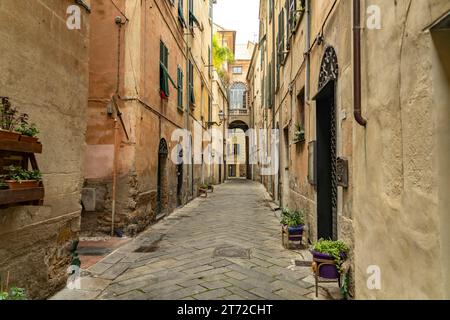 In der Altstadt von Albenga, Riviera di Ponente, Ligurien, Italien, Europa | die Altstadt von Albenga, Riviera di Ponente, Ligurien, Italien, Europa Stockfoto