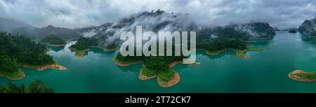 Drohnenblick auf die Insel auf dem See, den tropischen Berggipfel, den Khao Sok Nationalpark, Thailand Stockfoto