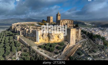 Luftaufnahme der Festung La Mota in der Gemeinde Alcalá Real, Andalusien. Stockfoto