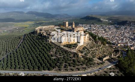 Luftaufnahme der Festung La Mota in der Gemeinde Alcalá Real, Andalusien. Stockfoto