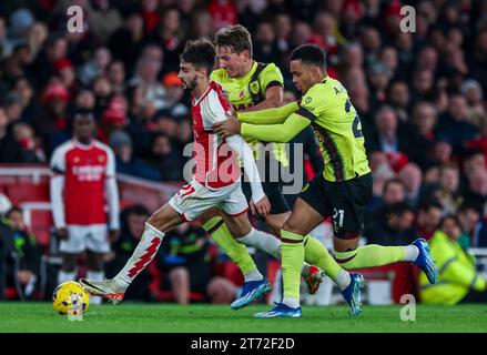 Arsenals Fabio Vieira (links), Burnley’s Sander Berge (Mitte) und Aaron Ramsey (rechts) in Aktion während des Spiels der Premier League im Emirates Stadium in London. Bilddatum: Samstag, 11. November 2023. Stockfoto