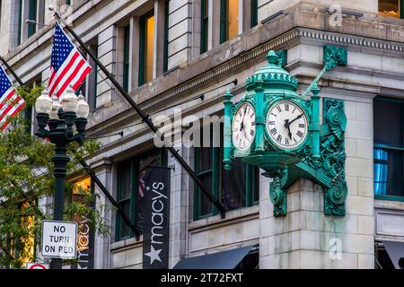 Berühmte Uhr im Marshall Field Building (heute Heimat von Macy's) an der State Street im Stadtteil Loop von Chicago, Illinois, USA. Seit 1897 ist die Uhr eines der ersten Kaufhäuser Chicagos seit Generationen ein Treffpunkt: „Let's Meet Under the Marshall Field Clock“. The Clock an der Ecke von Macy's Department Store (ehemals Marshall Field) in Chicago, USA Stockfoto