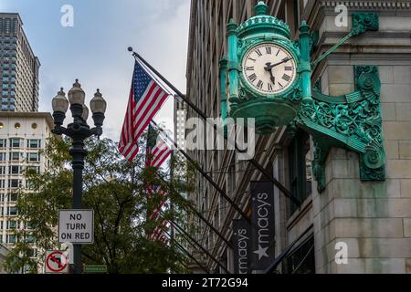 Berühmte Uhr im Marshall Field Building (heute Heimat von Macy's) an der State Street im Stadtteil Loop von Chicago, Illinois, USA. Seit 1897 ist die Uhr eines der ersten Kaufhäuser Chicagos seit Generationen ein Treffpunkt: „Let's Meet Under the Marshall Field Clock“. The Clock an der Ecke von Macy's Department Store (ehemals Marshall Field) in Chicago, USA Stockfoto