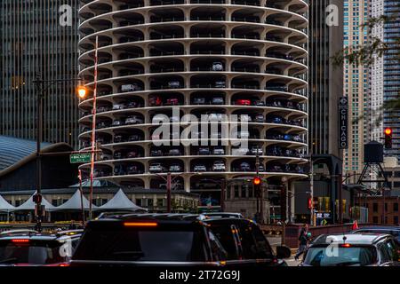 Marina Tower. Zwei 179,2 Meter hohe Doppeltürme gehören zu den berühmtesten Gebäuden Chicagos. Sie werden aufgrund ihres äußeren Erscheinungsbildes als „Maiskolben“ bezeichnet. Die unteren 19 Etagen bieten Platz für 896 Autos. Chicago, Usa Stockfoto