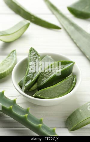 Frische Aloe-Vera-Stücke auf weißem Holztisch, Nahaufnahme Stockfoto