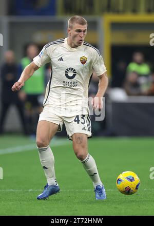 Mailand, Italien. Oktober 2023. Rasmus Kristensen von AS Roma während des Spiels der Serie A in Giuseppe Meazza, Mailand. Der Bildnachweis sollte lauten: Jonathan Moscrop/Sportimage Credit: Sportimage Ltd/Alamy Live News Stockfoto