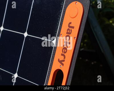 Jackery Logo-Schild auf dem SolarSaga Solarpanel. Der tragbare Energieerzeuger lädt eine Batterie im Garten. Die Macht ist ökologisch. Stockfoto