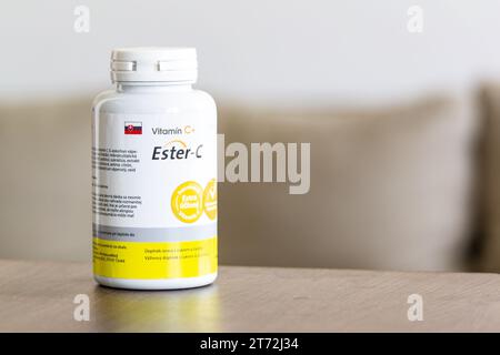 OSTRAVA, TSCHECHISCHE REPUBLIK - 21. JUNI 2023: NaturaMed Exter-C Vitamin-C-Ergänzung in Plastikflasche Stockfoto