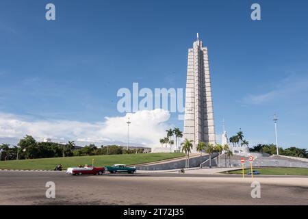 HAVANNA, KUBA - 27. AUGUST 2023: José Martí Memorial in Havanna (La Habana), Kuba mit amerikanischen Oldtimern Stockfoto