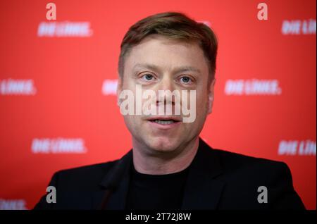 Berlin, Deutschland. November 2023. Martin Schirdewan, Bundesvorsitzender der Linkspartei, spricht auf einer Pressekonferenz im Karl-Liebknecht-Haus über aktuelle politische Fragen. Quelle: Bernd von Jutrczenka/dpa/Alamy Live News Stockfoto