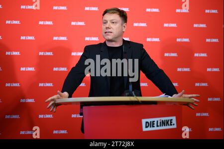 Berlin, Deutschland. November 2023. Martin Schirdewan, Bundesvorsitzender der Linkspartei, spricht auf einer Pressekonferenz im Karl-Liebknecht-Haus über aktuelle politische Fragen. Quelle: Bernd von Jutrczenka/dpa/Alamy Live News Stockfoto