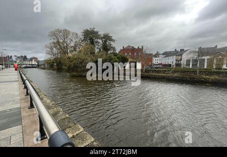 Der Kanal in Newry, eines der am schlimmsten von Überschwemmungen betroffenen Gebiete der letzten Wochen, wies anhaltend hohe Wasserstände auf, als Sturm Debi nach Nordirland zieht. Schwere Winde und umgestürzte Bäume wurden im ganzen Land gemeldet, als die lokalen Behörden beginnen, die Schäden zu bewerten, während Storm Debi über die Insel Irland fliegt. Bilddatum: Sonntag, 13. November 2022. Stockfoto