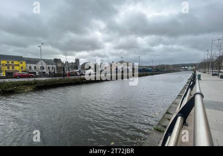 Der Kanal in Newry, eines der am schlimmsten von Überschwemmungen betroffenen Gebiete der letzten Wochen, wies anhaltend hohe Wasserstände auf, als Sturm Debi nach Nordirland zieht. Schwere Winde und umgestürzte Bäume wurden im ganzen Land gemeldet, als die lokalen Behörden beginnen, die Schäden zu bewerten, während Storm Debi über die Insel Irland fliegt. Bilddatum: Sonntag, 13. November 2022. Stockfoto