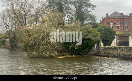 Der Kanal in Newry, eines der am schlimmsten von Überschwemmungen betroffenen Gebiete der letzten Wochen, wies anhaltend hohe Wasserstände auf, als Sturm Debi nach Nordirland zieht. Schwere Winde und umgestürzte Bäume wurden im ganzen Land gemeldet, als die lokalen Behörden beginnen, die Schäden zu bewerten, während Storm Debi über die Insel Irland fliegt. Bilddatum: Sonntag, 13. November 2022. Stockfoto