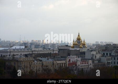 KHARKIV, UKRAINE - 25. OKTOBER 2019 aus der Luft bei Sonnenuntergang mit den Straßen des Stadtzentrums von Charkiw. Autos, die das Wohnviertel fahren Stockfoto